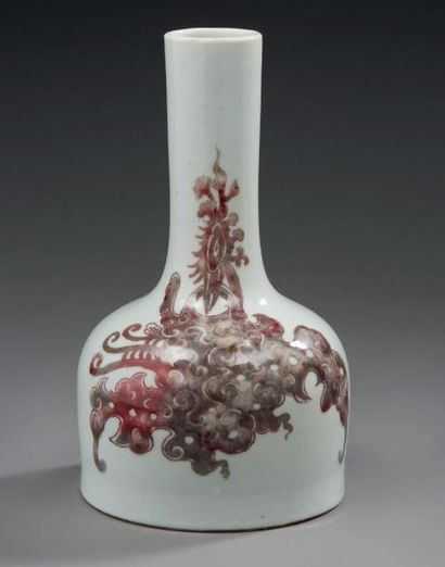 CHINE Vase bouteille en porcelaine à long col étroit décoré en rouge de cuivre sur...