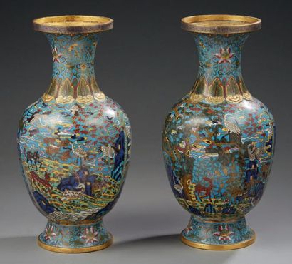 CHINE 
Paire de vases de forme balustre en bronze cloisonné, à fond turquoise décorés...