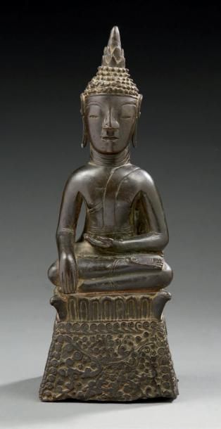 ASIE DU SUD EST 
Figurine en bronze à patine brune représentant un Bouddha assis...