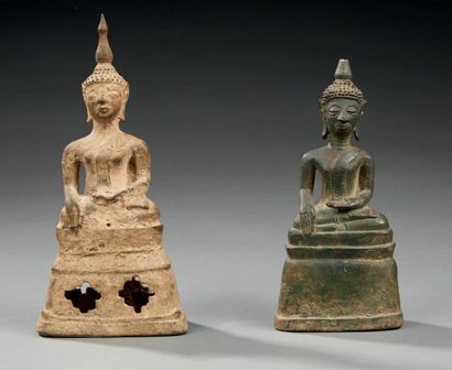 ASIE DU SUD-EST (Laos?) 
Deux figurines représentant Bouddha assis sur des socles...
