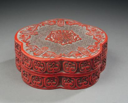 CHINE Boîte polylobée en bois laqué rouge à motifs sur le couvercle et sur les parois...