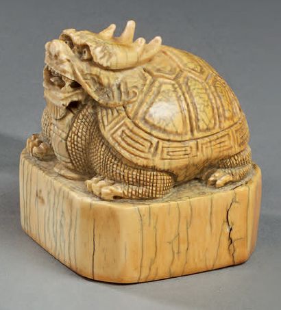 CHINE 
Cachet en ivoire de mammouth sculpté figurant "BIXI" une tortue à tête de...