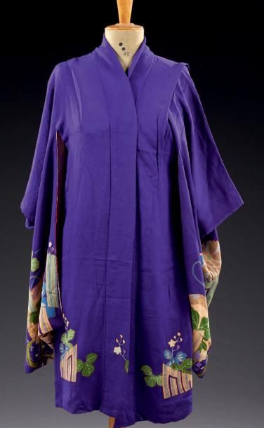 JAPON Kimono Kosode en soie.
Crêpe de soie violette, décor floral imprimé sur l'ourlet...