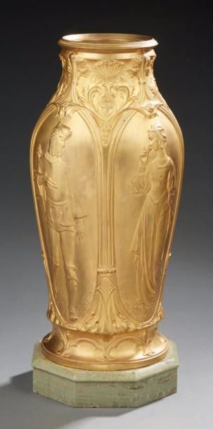 null Vase en bronze doré à décor de personnages médiévaux dans des réserves sur fond...