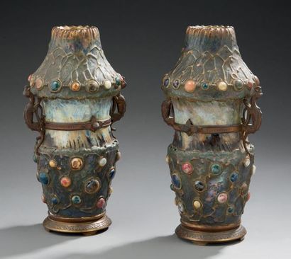 AMPHORA 
« Grès bijou »
Importante paire de vases à corps fuselé et monture en bronze...