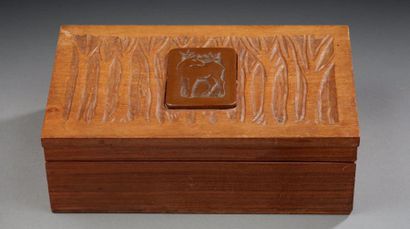 Henri HAMM (1871-1961) 
Boîte en bois naturel,, le couvercle gravé d'arbres, orné...