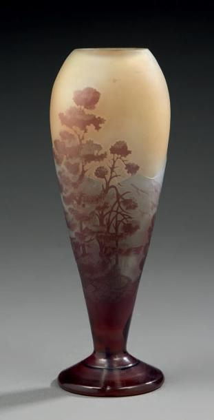 Établissements GALLÉ (1904-1936) 
Vase ovoïde sur piédouche à col ouvert. épreuve...