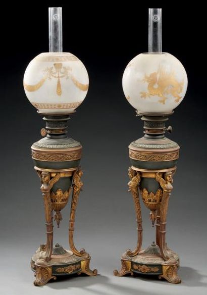 null Paire de lampes à pétrole en bronze à deux patines, en forme de vase balustre...