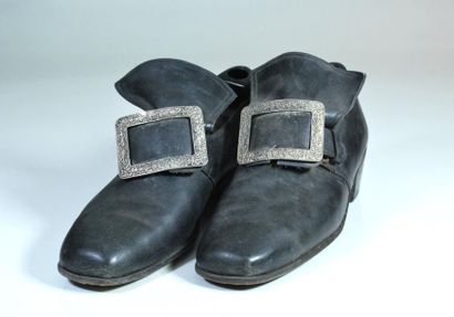 null Paire de souliers pour homme en cuir noir à boucles en métal argenté ornées...