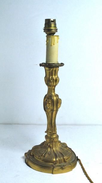 null Bougeoir en bronze doré de style Louis XV._x000D_

H. totale : 32 cm