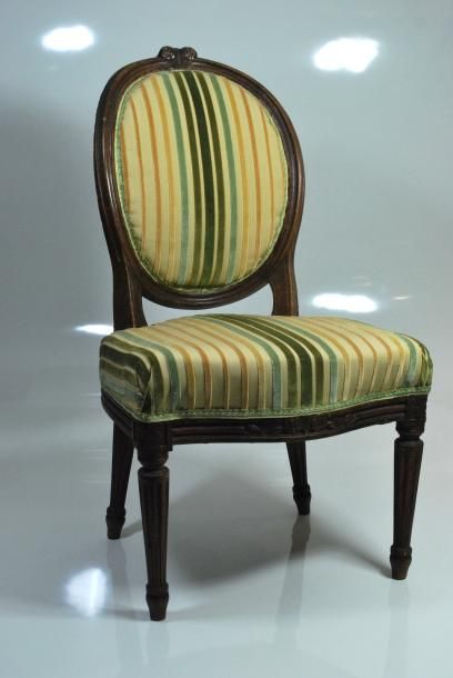 null Petite chaise d'enfant de style Louis XVI, dossier à médaillon._x000D_

Dim....