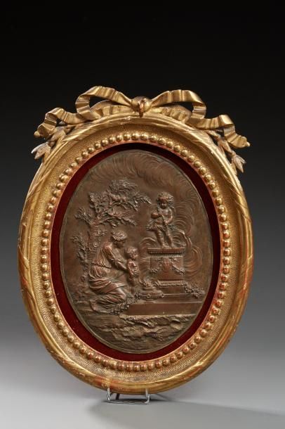 null Médaillon en bronze patiné repoussé à décor d'une scène d'après l'antique. _x000D_

Anciennement...