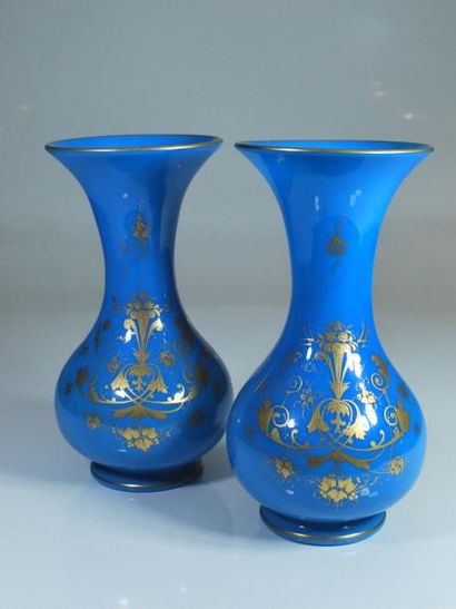 null Paire de vases en opaline bleue et dorée._x000D_

Epoque Napoléon III._x000D_

Haut....