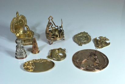 null Ensemble d'objets en bronze doré dont 2 figurines.