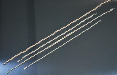 null Ensemble de quatre colliers de perles imitations. _x000D_

Long. : 54 cm - 60...
