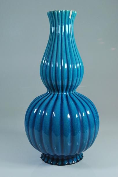 null Vase en faience craquelé bleu _x000D_

Travail moderne_x000D_

H. : 44 cm_x000D_

(éclat...