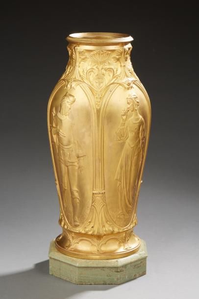 null Vase en bronze doré à décor de personnages médiévaux dans des réserves sur fond...
