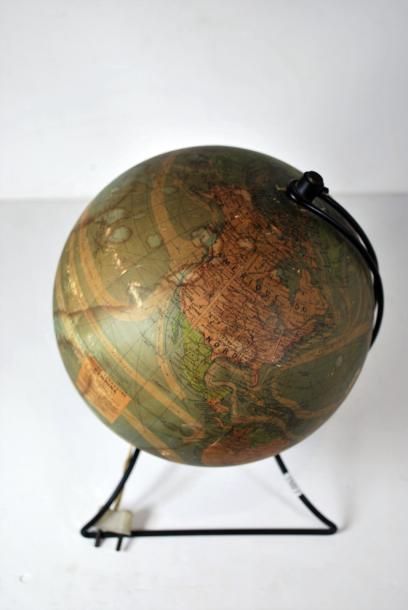 null PERRINA_x000D_

Globe terrestre lumineux en verre et papier, M. Picquart directeur....