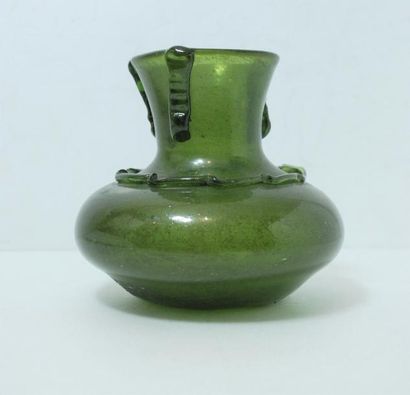 null Vase en verre soufflé de couleur verte. _x000D_

Travail moderne. _x000D_

Haut....