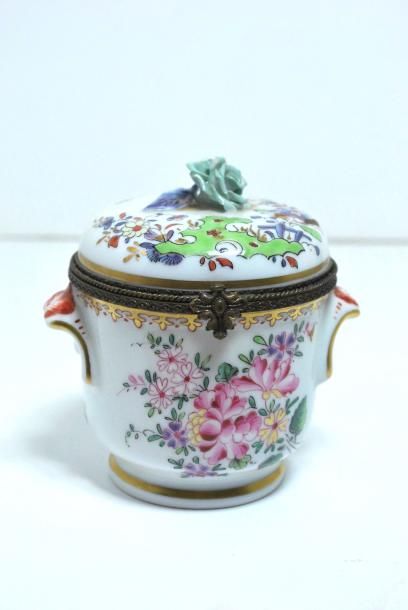 null Pot couvert en porcelaine, à monture en laiton, à décor de fleurs et liserets...