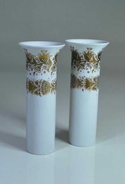 null ROSENTHAL GERMANY_x000D_

Paire de vases cornets en porcelaine blanche et or._x000D_

Signés...