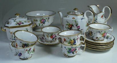 null PARIS_x000D_

Service à thé en porcelaine à décor floral et or, composé d'une...