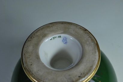 null Jatte ronde en porcelaine à fond vert, à décor floral stylisé or et platine....