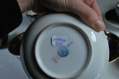 null KPM BERLIN_x000D_

Quatre tasses et sous-tasses en porcelaine à fond bleu et...