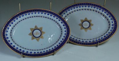 null Compagnie des Indes_x000D_

Deux petits plats ovales à décor bleu et or, ornés...