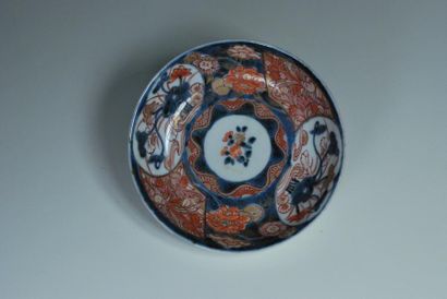 null Bol sorbet et son présentoir en porcelaine décorés dans la palette Imari d'un...