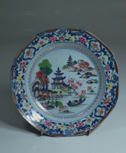 null CHINE_x000D_

Plat circulaire en porcelaine à décor floral en bleu sous couverte...