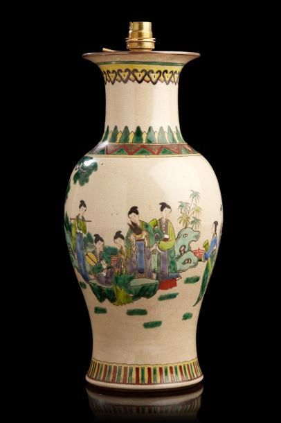 null CHINE. _x000D_

Vase de forme balustre en porcelaine décoré en émaux de la famille...