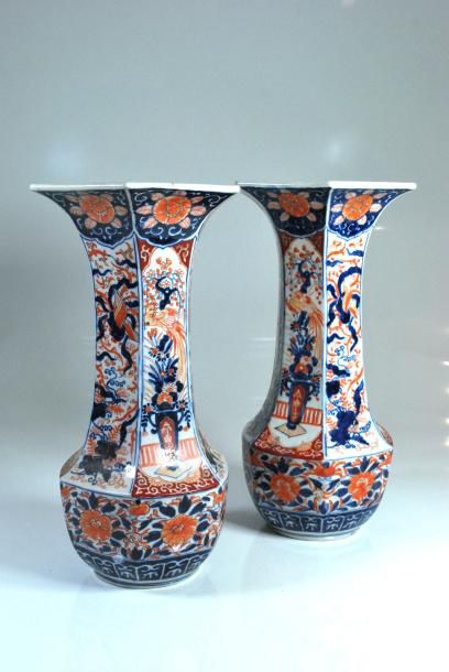 null Chine ou Japon _x000D_

Paire de vases imari de forme héxagonale. _x000D_

H....
