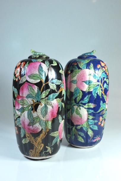 null Chine _x000D_

Deux vases en porcelaine polychrome couverts à décors de feuillages....