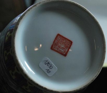null Deux vases en porcelaine chinoise polychrome._x000D_

 H. : 31,5 cm_x000D_

(marques...
