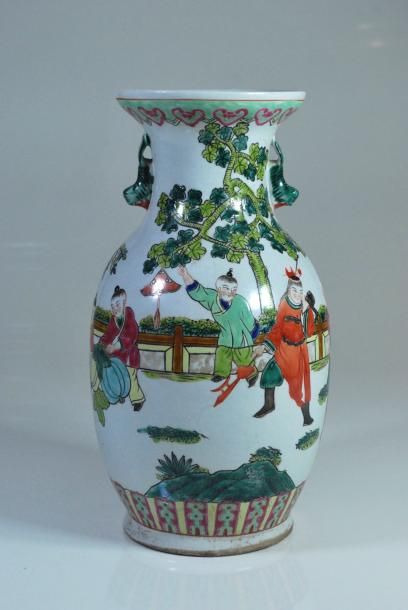 null Chine _x000D_

Vase forme balustre en porcelaine polychrome décors d'enfants....