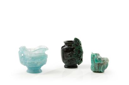 null Ensemble de trois petits vases en pierre dure dont jade et divers. _x000D_

Travail...