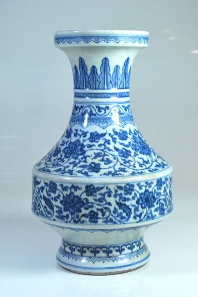 null Vase en porcelaine blanc et bleu à décor d'enroulements floraux archaïques....
