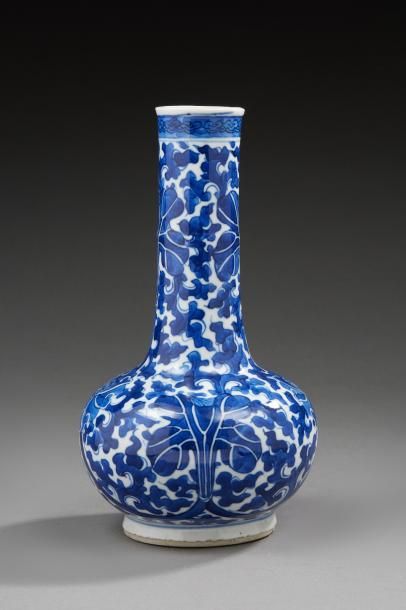 null CHINE. Vase bouteille à long col étroit, en porcelaine décoré en bleu sous couverte...