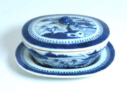 null Beurrier en porcelaine bleue et blanche à décor de pagodes, la prise en forme...