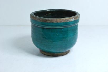 null Cache-pot en céramique émaillé bleu, cerclé de bronze à la base et au col._x000D_

Chine,...