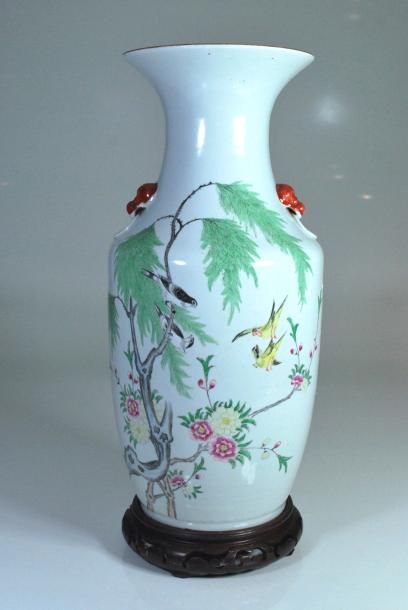 null Vase balustre en porcelaine figurant des couples d'oiseaux dans un décor végétal....