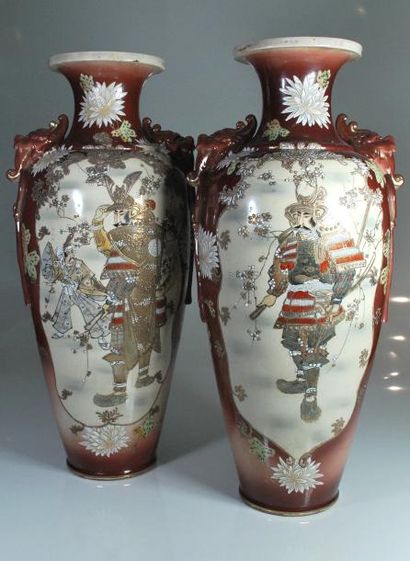 null JAPON Satsuma._x000D_

Paire de vases._x000D_

Haut. : 62 cm.