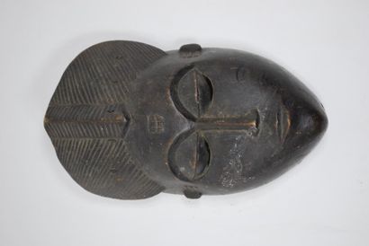 null Ensemble de 4 masques divers : 
- Masque africain
Dim. : H. : 29 cm - Larg....
