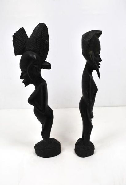 null Paire de statues en bois, représentant un homme et une femme._x000D_

H. :35,5...