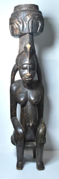 null Statue féminine en bois portant un récipient sur sa tête._x000D_

Art d'Afrique._x000D_

H....
