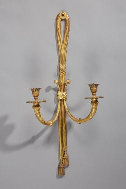 null Applique en bronze doré de style Louis XVI.
H. : 68,5 cm