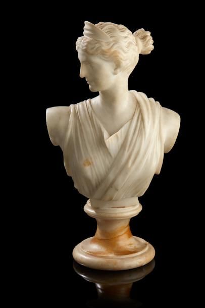 null D’après l’Antique : Buste en marbre blanc représentant une jeune femme drapée...