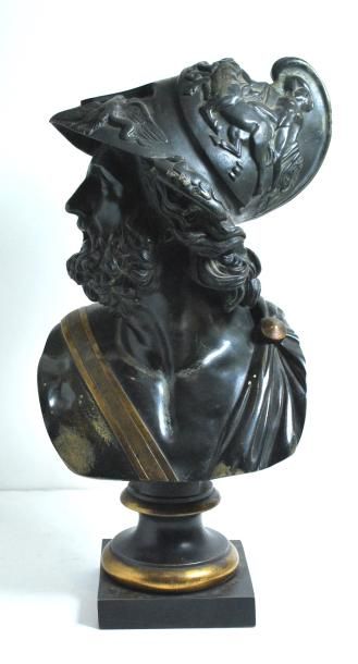 null Buste en bronze d'après l'antique, figurant un homme de profil.
H. : 41 cm (socle...