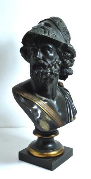 null Buste en bronze d'après l'antique, figurant un homme de profil.
H. : 41 cm (socle...